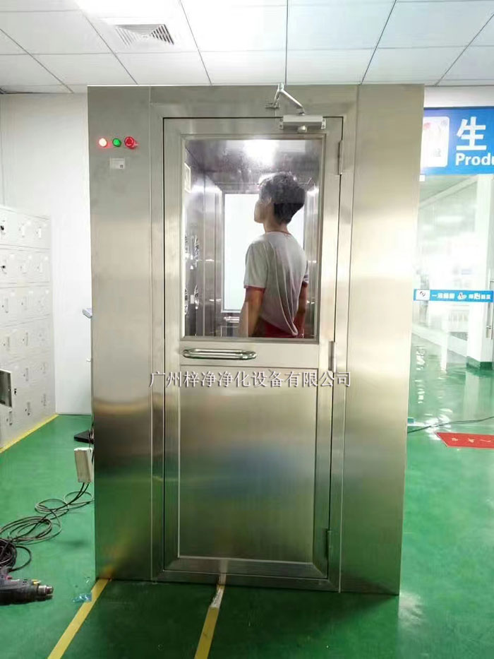 風(fēng)淋室正確使用對于確保潔凈室的環(huán)境質(zhì)量和產(chǎn)品安全至關(guān)重要。