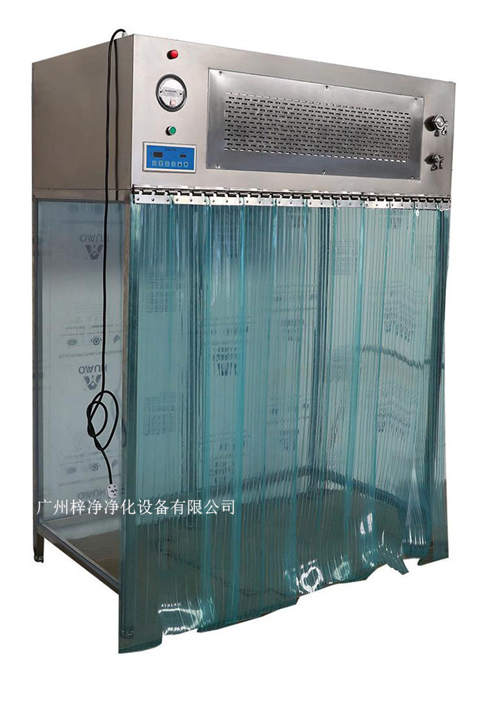 百級潔凈層流罩它主要由箱體、風機、初效空氣過濾器、高效空氣過濾器、阻尼層、燈具等組成。