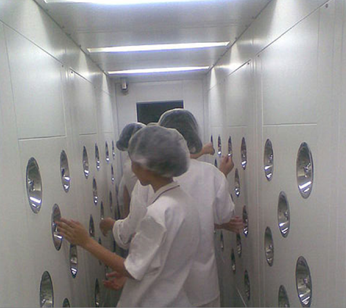 在進入風淋室之前，必須先脫去個人衣物，更換成潔凈服。