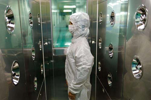 風淋室工作原理是通過高速氣流的沖擊,有效清除進入潔凈室的人員、物料表面攜帶的塵埃和污染物。 風淋室工作原理是通過高速氣流的沖擊,有效清除進入潔凈室的人員、物料表面攜帶的塵埃和污染物。