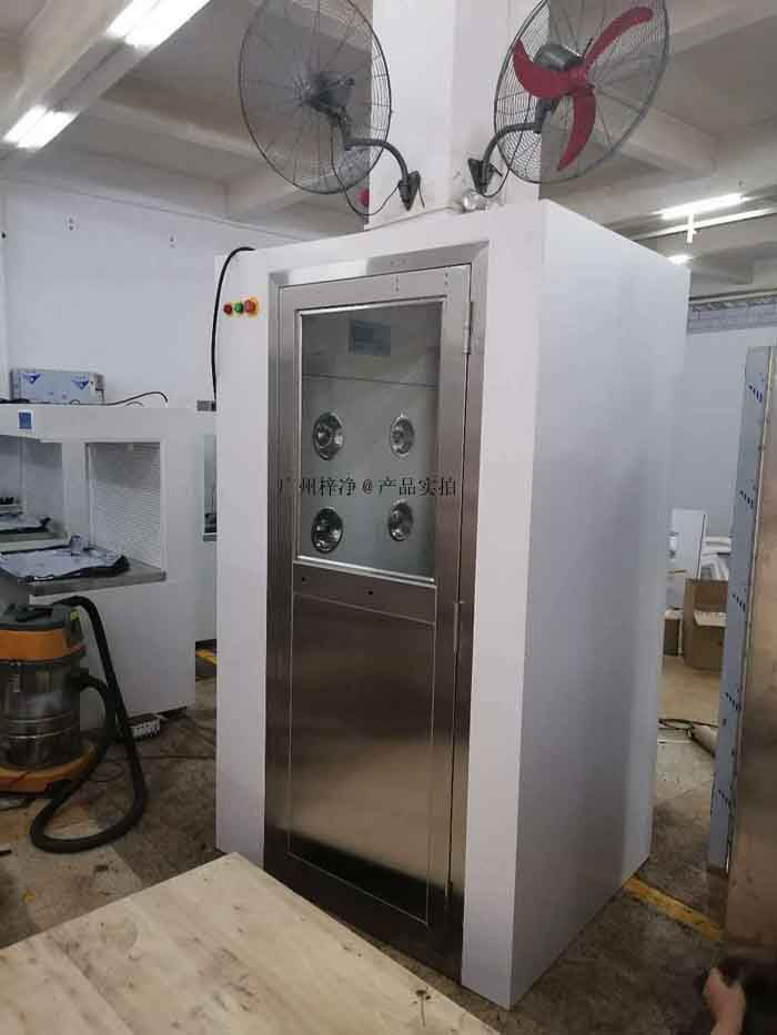 風(fēng)淋室通過高速氣流的沖擊，使進入潔凈室的人員快速通過一個密封的空間