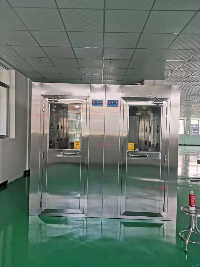 風(fēng)淋室主要功能是通過快速氣流的作用,去除人員和物料表面攜帶的塵埃和微生物,以確保進(jìn)入潔凈室的人員和物料不會(huì)污染車間環(huán)境。 風(fēng)淋室主要功能是通過快速氣流的作用,去除人員和物料表面攜帶的塵埃和微生物,以確保進(jìn)入潔凈室的人員和物料不會(huì)污染車間環(huán)境。