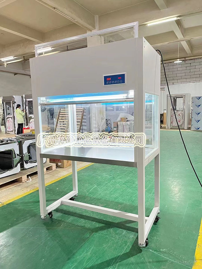 超凈工作臺(tái)通過高效過濾器提供單向或垂直單向氣流,形成局部潔凈區(qū)。 超凈工作臺(tái)通過高效過濾器提供單向或垂直單向氣流,形成局部潔凈區(qū)。