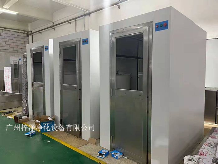 風(fēng)淋室作為潔凈室的人身凈化裝置，對于維持潔凈室的潔凈度至關(guān)重要。