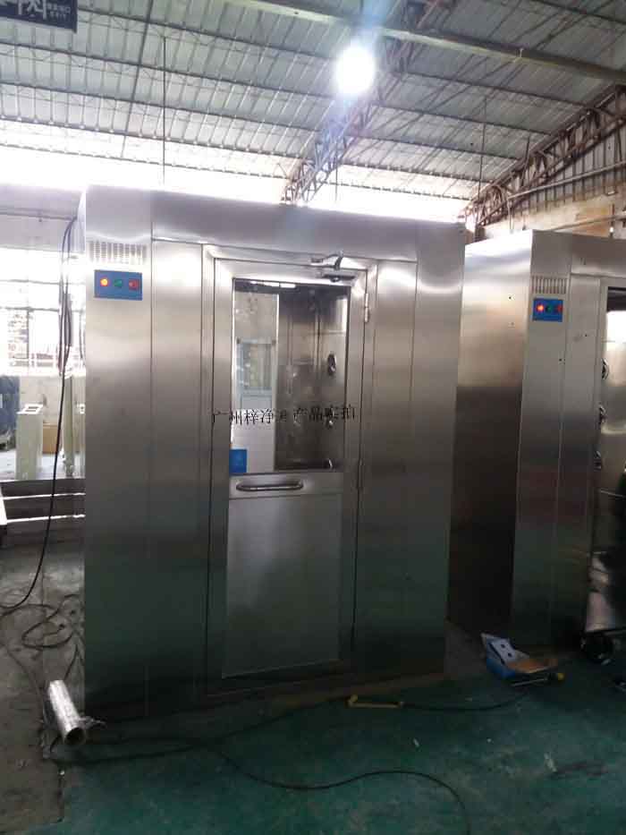 風(fēng)淋室在潔凈室半導(dǎo)體、藥品生產(chǎn)、食品加工等行業(yè)中扮演著至關(guān)重要，