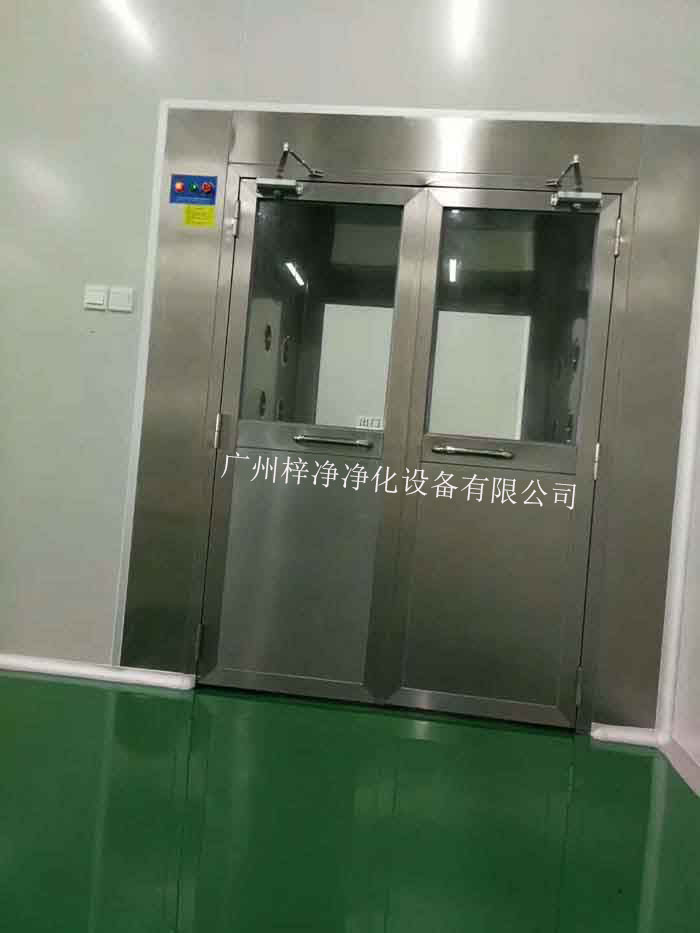 風(fēng)淋室的主要功能是利用高速氣流對人體或物品進(jìn)行吹淋，迅速去除其表面的塵埃和微粒，從而達(dá)到潔凈的目的。