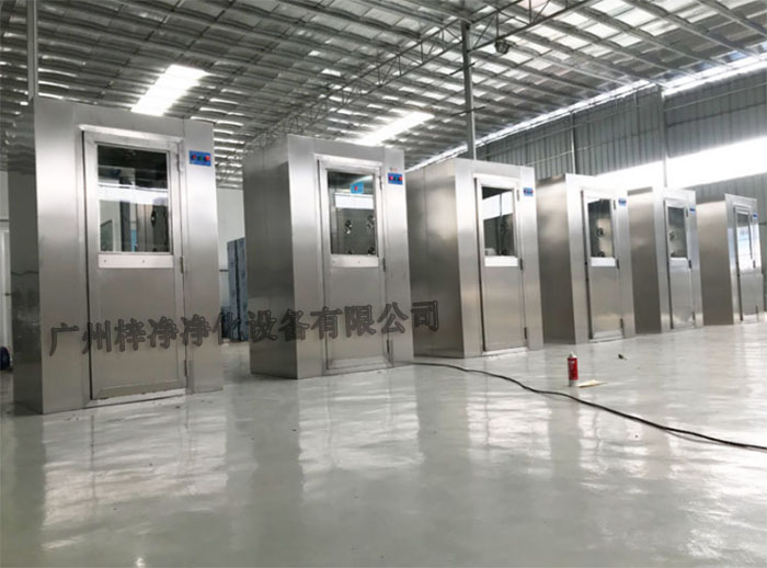 風淋室內(nèi)部空氣的流動均勻性對于確保潔凈室內(nèi)的氣流方向和速度分布至關重要。